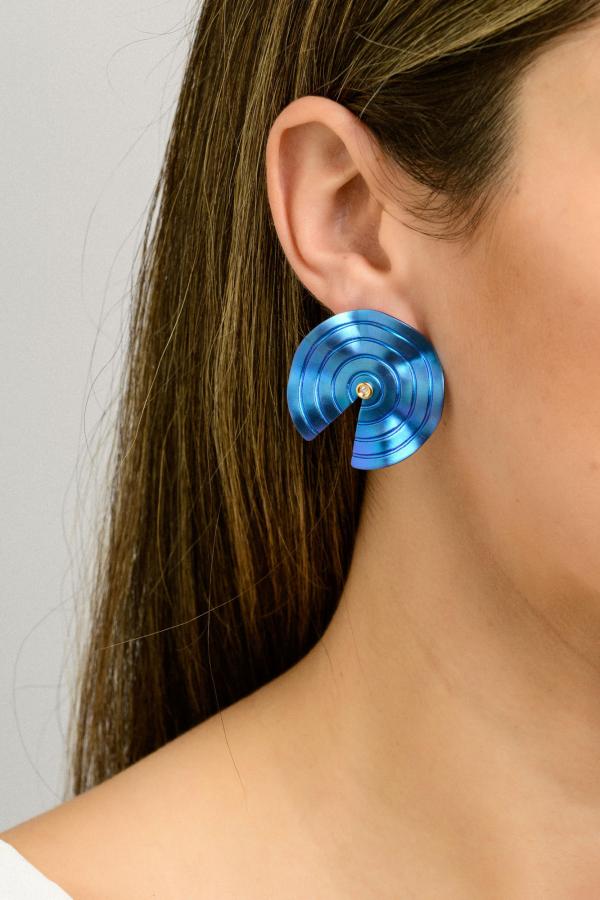 CHOROCHRONOS - 18K GOLD, TITANIUM AND DIAMOND EARRINGS _LM1 blue .