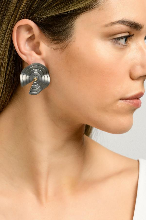CHOROCHRONOS - 18K GOLD, TITANIUM AND DIAMOND EARRINGS _LM1 grey .