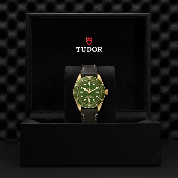 M79018V-0001_ Black Bay Fifty-Eight 18k _ chrono vildiridis