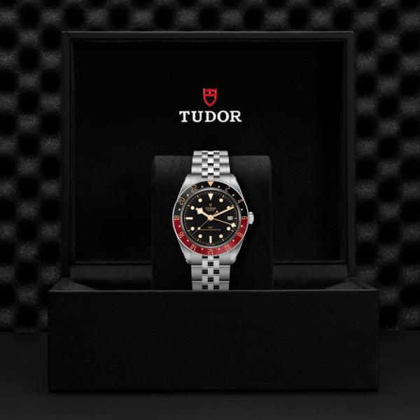 m7939g1a0nru-0003_Black Bay 58 GMT_Chrono_Vildiridis